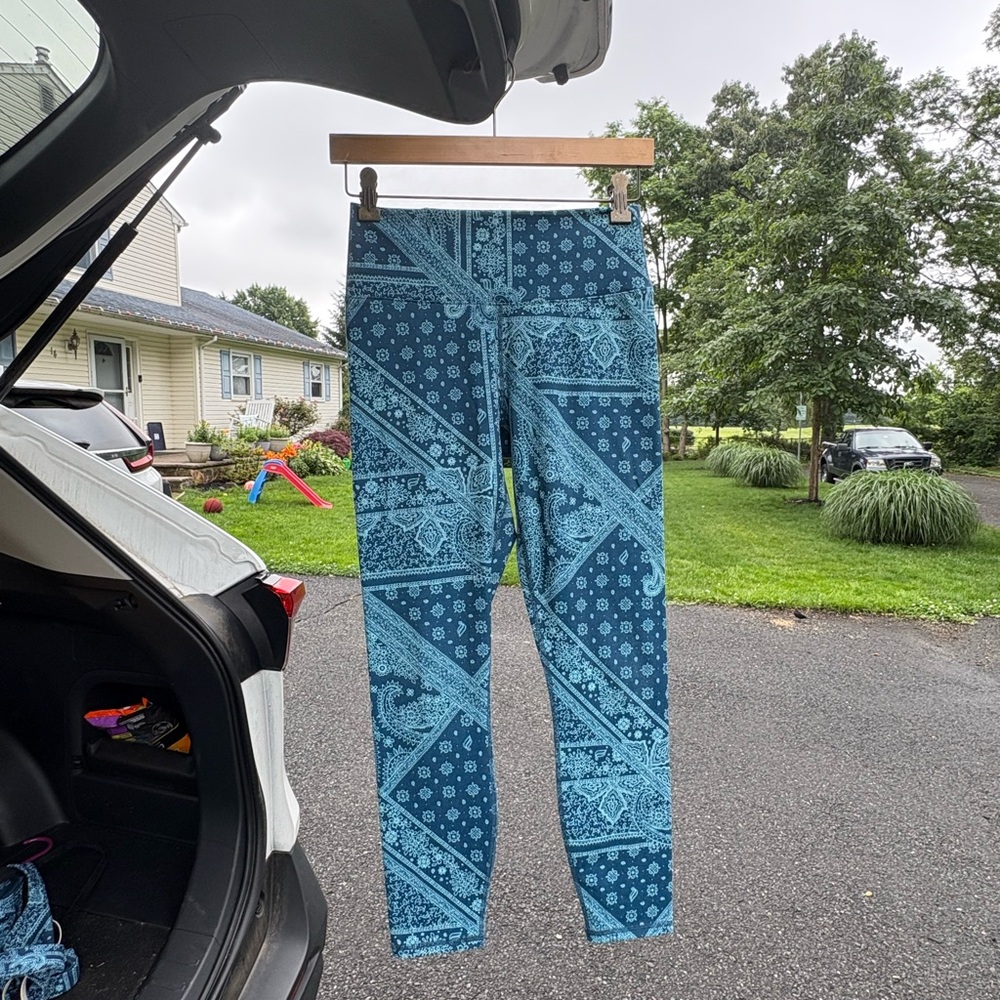 Fabletics Blue Patterned Matching Athletic Set - image 5